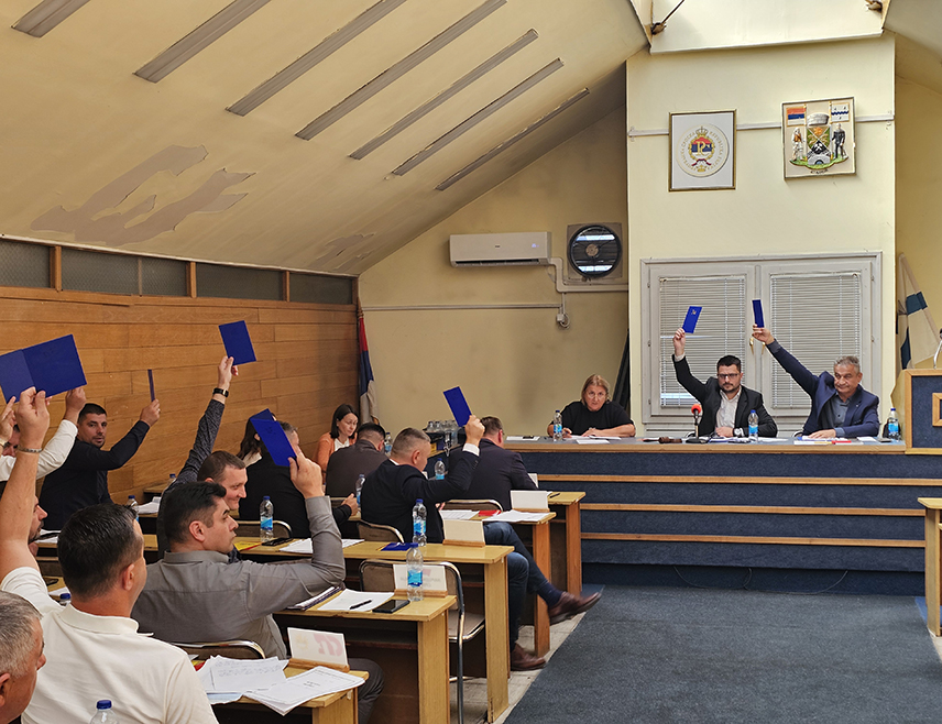 УГЉЕВИК, 2. СЕПТЕМБРА /СРНА/ - Скупштина општине Угљевик усвојили је данас Декларацију Савеза општина и градова Републике Српске којом се одбацује политички мотивисана пресуда предсједнику Републике Српске Милораду Додику, уважавајући Устав Републике Српске.