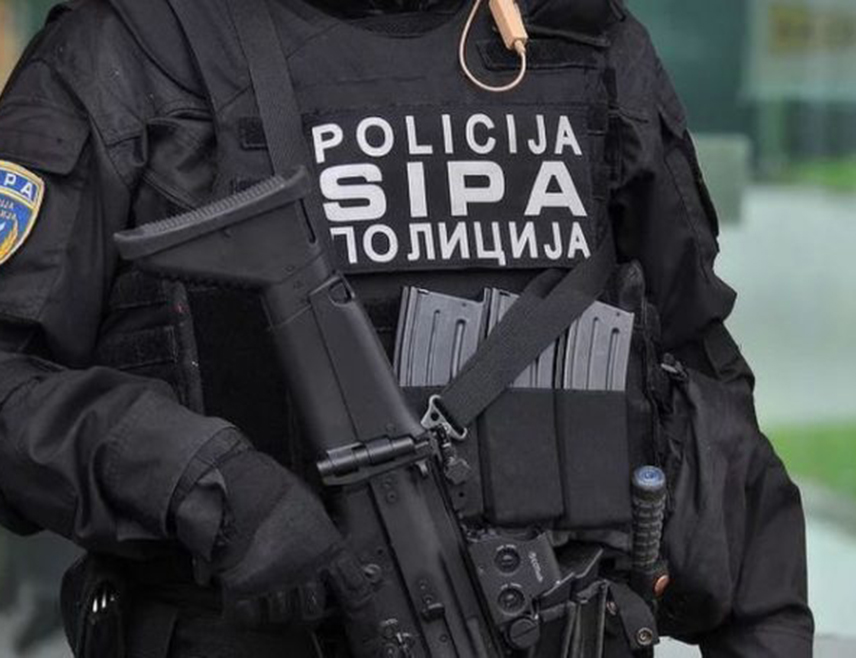 ИСТОЧНО САРАЈЕВО, 3. СЕПТЕМБРА /СРНА/ - Припадници Сипе пронашли су око четири килограма хероина на граничном прелазу Градишка и ухапсили два страна држављанина.