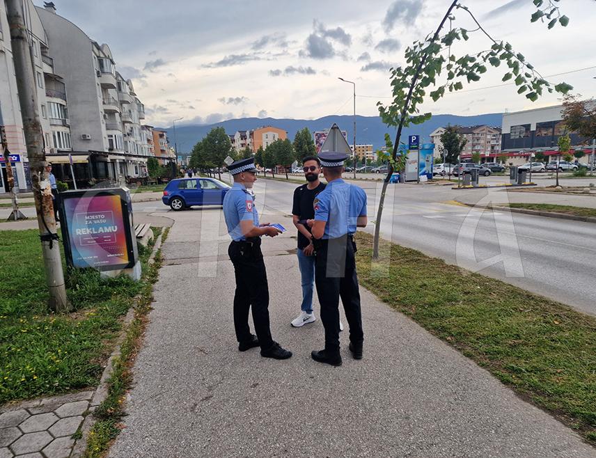 ИСТОЧНО САРАЈЕВО, 3. СЕПТЕМБРА /СРНА/ - Припадници Полицијске управе Источно Сарајево дијелили су данас информативне летке и појашњавали грађанима процедуру легализације ватреног оружја, у оквиру кампање Министарства унутрашњих послова /МУП/ Републике Српске под називом "Региструј оружје без санкције".