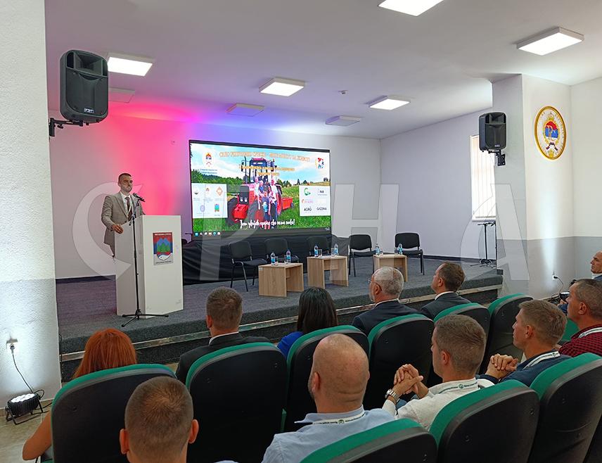 РИБНИК, 3. СЕПТЕМБРА /СРНА/ - Млади у пољопривреди нису слика прошлости већ слика будућности, поручио је данас предсједник Мреже младих агропредузетника Републике Српске Лука Врачар у Рибнику, гдје је почела Друга конференција младих у пољопривреди која је окупила око 200 учесника.