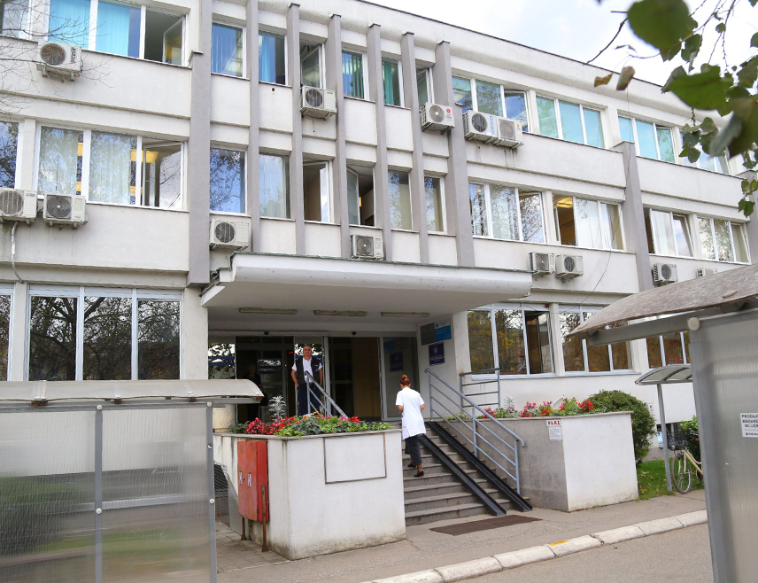 БАЊАЛУКА, 4. СЕПТЕМБРА /СРНА/ - Алергични на амброзију треба да избјегавају боравак на отвореном у јутарњим часовима када је концентрација полена највећа, речено је Срни у бањалучком Дому здравља.