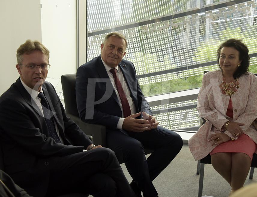 BUDAPEST, SEPTEMBER 4 /SRNA/ - Republika Srpska President Milorad Dodik met today in Budapest with Hungary's Minister of Culture and Innovation Balázs Hankó