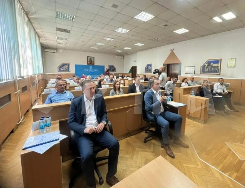 ЗВОРНИК, 5. СЕПТЕМБРА /СРНА/ - Скупштина града Зворника усвојила је данас одлуку о оснивању јавног предузећа Паркинг-сервис, којим ће бити успостављена већа ефикасност и уведен ред у овој области на подручју града.