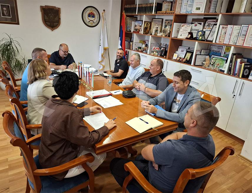 ВИШЕГРАД, 5. СЕПТЕМБРА /СРНА/ - Удружења бродара, рибара и пчелара, као и друга са подручја општине Вишеград у оквиру пројекта "СЕЛС два" у наредне три године добиће око 250.000 КМ, истакнуто је на састанку представника организације "Каритас" и ових удружења.