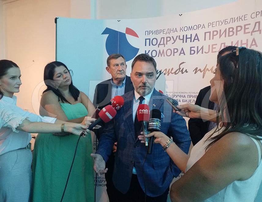 БИЈЕЉИНА, 5. СЕПТЕМБРА /СРНА/ - Министар спољне трговине и економских односа у Савјету министара Сташа Кошарац изјавио је да је Бијељина са њеним потенцијалом већ давно требала да има слободну зону, која представља оквир за нови искорак ка привлачењу инвеститора и развоју.