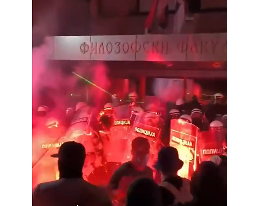 НОВИ САД, 5. СЕПТЕМБРА /СРНА/ - Блокадери су вечерас запалили зграду Филозофског факултета у Новом Саду, јављају београдски медији.