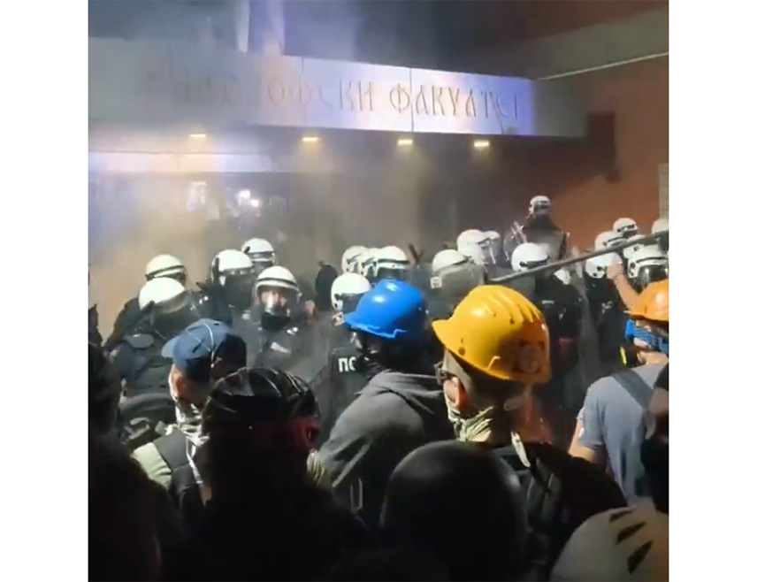 НОВИ САД, 5. СЕПТЕМБРА /СРНА/ - Жандармерија је успјела да стави ситуацију под контролу након што су блокадери запалили зграду Филозофског факултета и напали полицију.