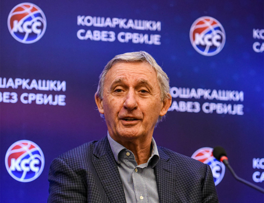 БЕОГРАД, 8. СЕПТЕМБРА /СРНА/ - Кошаркашки савез Србије саопштио је да стоји иза селектора сениорске репрезентације Светислава Пешића, истичући да је он репрезентацији донио посљедње двије златне медаље, предводио Србију до медаља на великим такмичењима и вратио култ националне селекције.