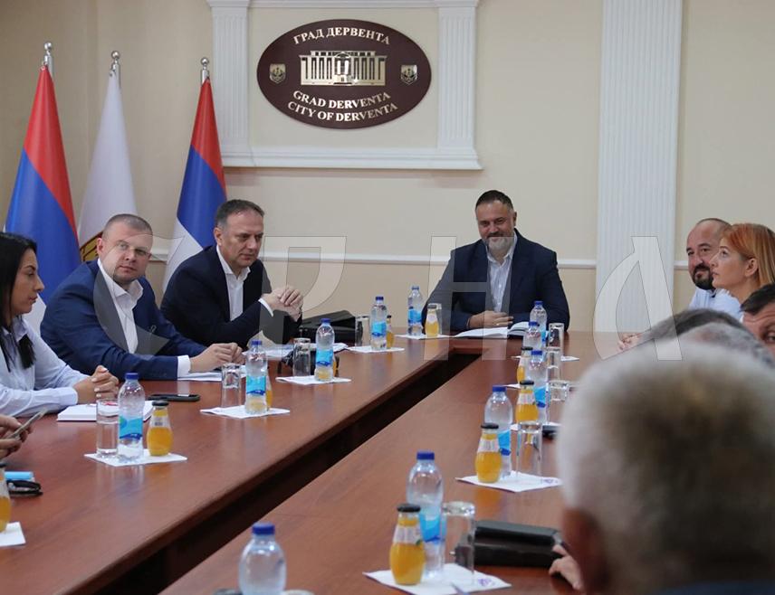 ДЕРВЕНТА, 9. СЕПТЕМБРА /СРНА/ - Предсједник Привредне коморе Републике Српске Горан Рачић изјавио је данас да Дервентна има веома развијену прерађивачку индустрију и да је једна од наконурентнијих локланих зајендица у погледу извоза, запошљавања, остваривања прихода.