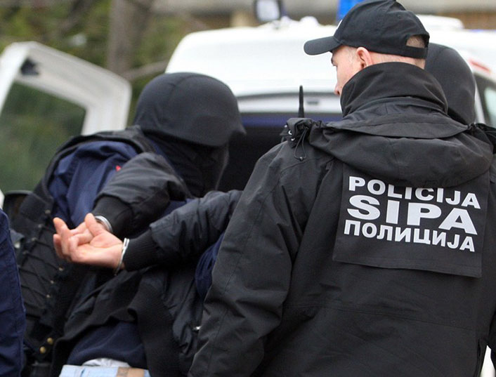 ИСТОЧНО САРАЈЕВО, 10. СЕПТЕМБРА /СРНА/ - Два лица ухапшена су на подручју Бијељине и Сарајева, осумњичена за организовани криминал, ометање рада правосуђа, изазивање опште опасности, те тешка кривична против опште безбједности људи и имовине, саопштено је из Сипе.