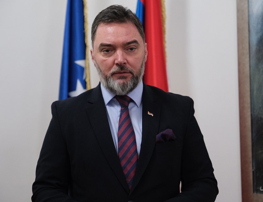 САРАЈЕВО, 11. СЕПТЕМБРА /СРНА/ - Замјеник предсједавајуће Савјета министара Сташа Кошарац изјавио је да се предсједник Републике Српске Милорад Додик бори за интересе Српске и њених грађана национално одговорним, а не вазалским и поданичким политикама.