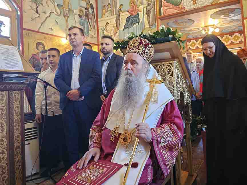 УГЉЕВИК, 12. СЕПТЕМБРА /СРНА/ - Његово високопреосвештенство митрополит зворничко-тузлански Фотије служио је данас Свету архијерејску литургију у угљевичком Манастиру Светог Александра Невског, за који је рекао да је мјесто руско-српског пријатељства, заједнишва, молитве и љубави.