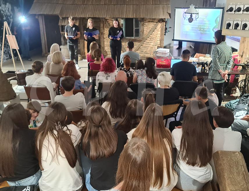 ДОБОЈ, 12. СЕПТЕМБРА /СРНА/ - Ученици добојске Гимназије "Јован Дучић" данас су на свечаности поводом Дана српског јединства, слободе и националне заставе, представили четири српске хероине из Великог рата - Милунку Савић, Љубицу Чакаревић, Василију Вукотић и Надежду Петровић.