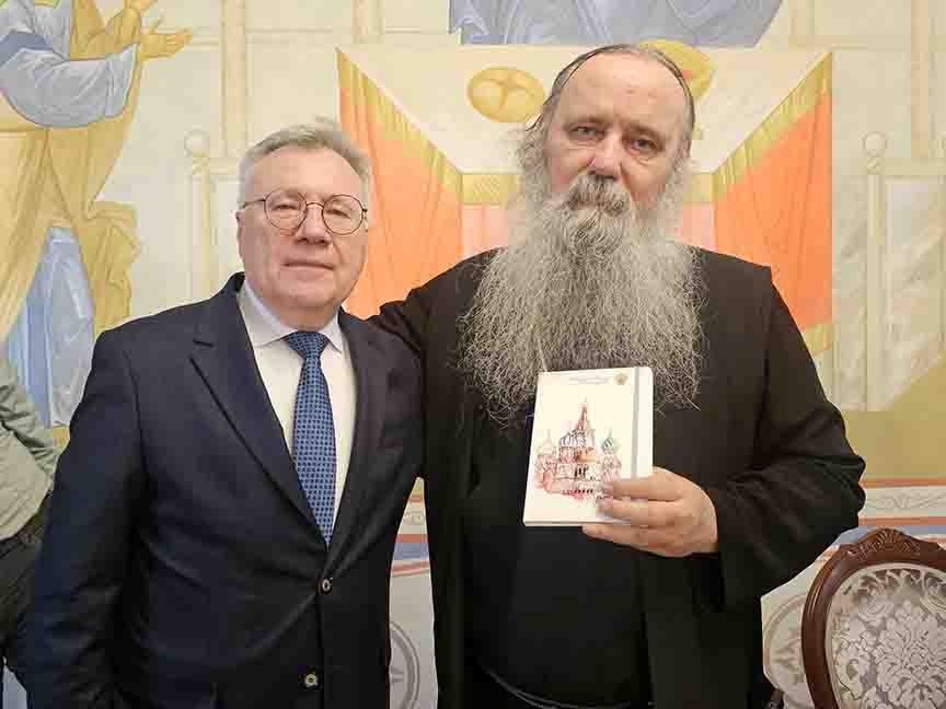 УГЉЕВИК, 12. СЕПТЕМБРА /СРНА/ - Руски амбасадор у БиХ Игор Калабухов посјетио је данас манастир Светог Александра Невског у Угљевику и поручио да заједништво и вјера представљају кључ снаге и будућности.
