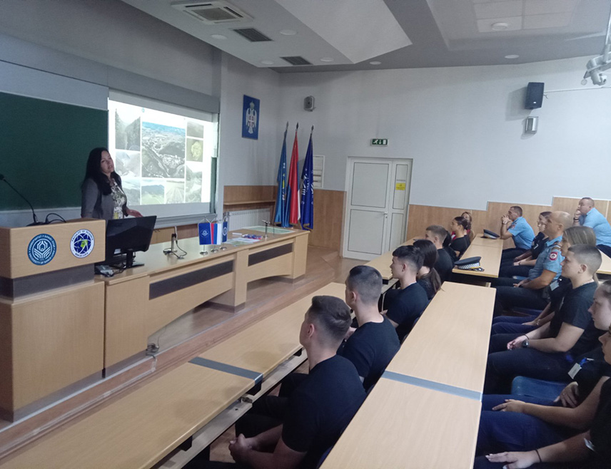 БАЊАЛУКА, 12. СЕПТЕМБРА /СРНА/ - Радионица "Виртуелни обилазак пејзажно-амбијенталних потенцијала долине ријеке Цврцке" за ученике Средње школе унутрашњих послова одржана је данас на бањалучком Природно-математичком факултету /ПМФ/ у оквиру обиљежавања Дана српског јединства, слободе и националне заставе.