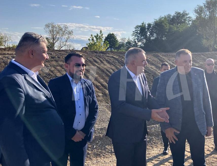 ПРИЈЕДОР, 12. СЕПТЕМБРА /СРНА/ - Директор "Вода Српске" Мирослав Миловановић изјавио је данас да је Влада Републике Српске урадила много када је ријеч о одбрани од поплава и пласирала више од 200 милиона КМ на више од 400 локација, не рачунајући пројектну и техничку документацију, експропријацију и друго.