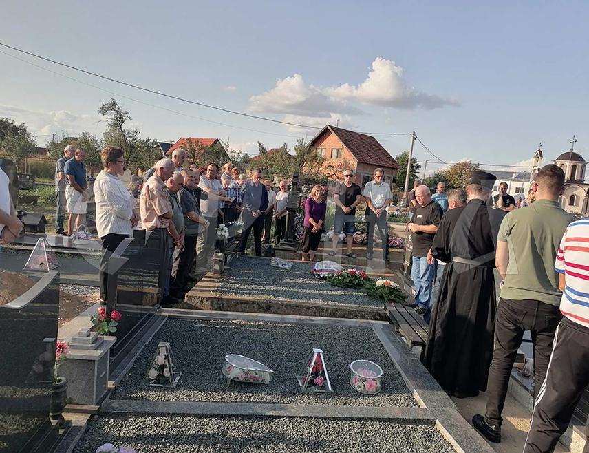 ШАМАЦ, 12. СЕПTЕМБРА /СРНА/ - На мјесном гробљу у Шкарићу код Шамца данас је служен парастос команданту седмог батаљона Друге посавске бригаде Војске Републике Српске Милошу Богдановићу који је погинуо у Лаништима код Брчког прије 33 годне.