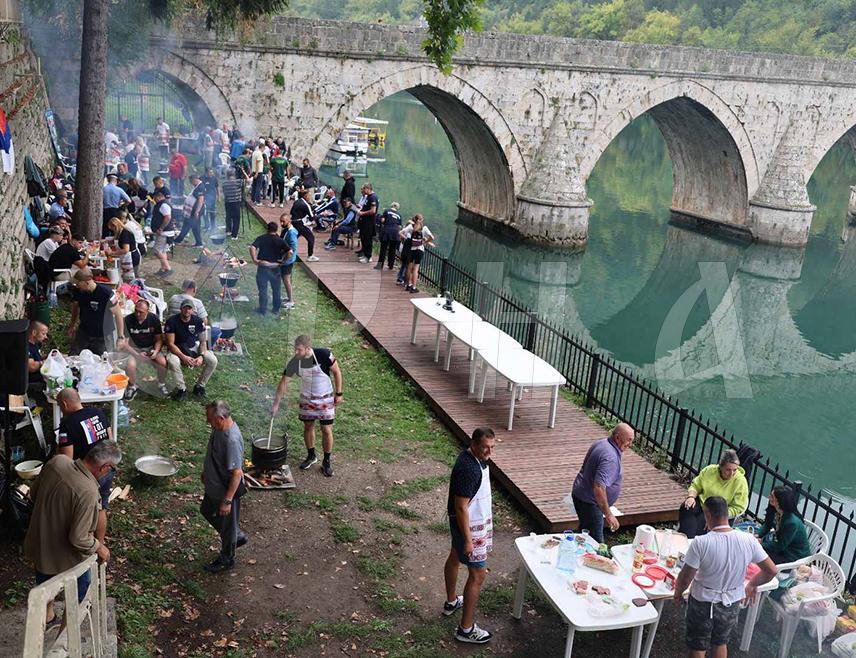 ВИШЕГРАД, 13. СЕПТЕМБРА /СРНА/ – Поред моста Мехмед-паше Соколовића почела је гастро манифестација "Дрински котлић" на којој ове године учествује 21 екипа из Србије, Црне Горе, БиХ и Словачке.