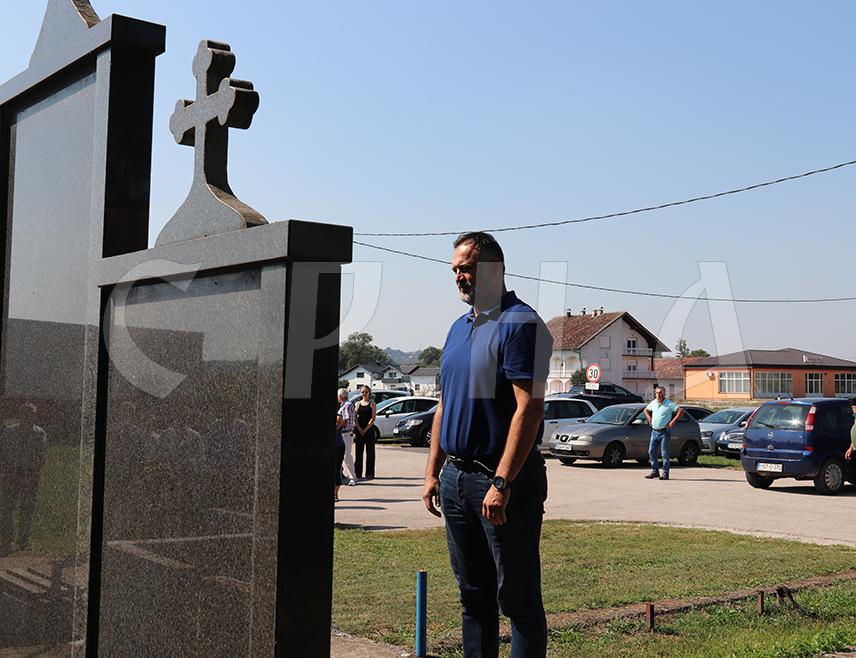 ДЕРВЕНТА, 13. СЕПТЕМБРА /СРНА/ - Дан првог покушаја ослобођења Дервенте у Другом свјетском рату обиљежен је данас код спомен-обиљежја борцима НОР-а у насељу Луг.