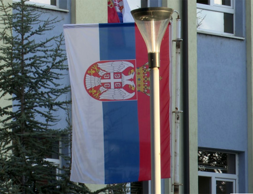 БЕОГРАД, 15. СЕПТЕМБРА /СРНА/ - Заставе Србије поводом Дана српског јединства, слободе и националне заставе истакнуте су јутрос на зградама факултета и на Дому здравља у сјевреном дијелу Косовске Митровице.