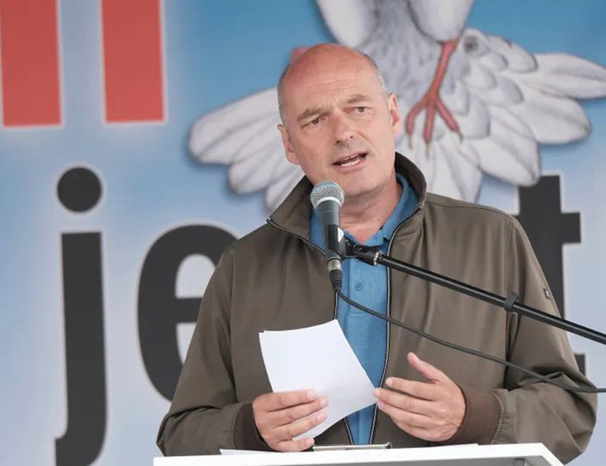 МОСКВА, 15. СЕПТЕМБРА /СРНА/ - Кијевски режим треба довести до очајног положаја у каквом је била нацистичка Њемачка 1945. године, како би се пронашло дугорочно рјешење, изјавио је за РИА Новости Ралф Нимејер, предсједавајући њемачког Савјета за устав и суверенитет.