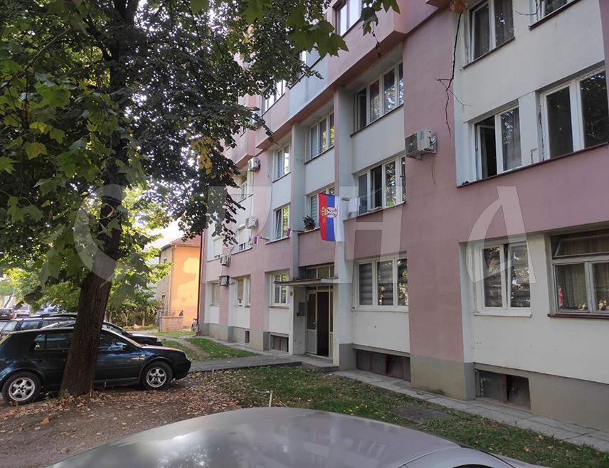 БАЊАЛУКА, 15. СЕПТЕМБРА /СРНА/ - Бројни Бањалучани данас су на својим кућама истакли српске тробојке поводом Дана српског јединства, слободе и националне заставе.