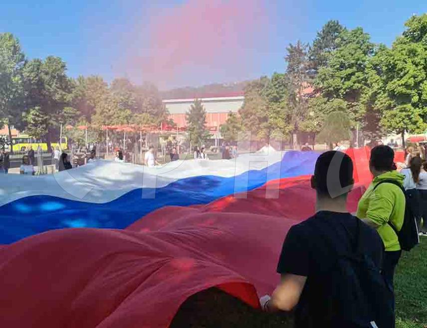 ДОБОЈ, 15. СЕПТЕМБРА /СРНА/ - Ученици четири добојске средње школе данас су у Парку народних хероја развили заставу Републике Српске дужине 33 метра, пустили балоне и димне ефекте у бојама тробојке поводом Дана српског јединства, слободе и националне заставе.