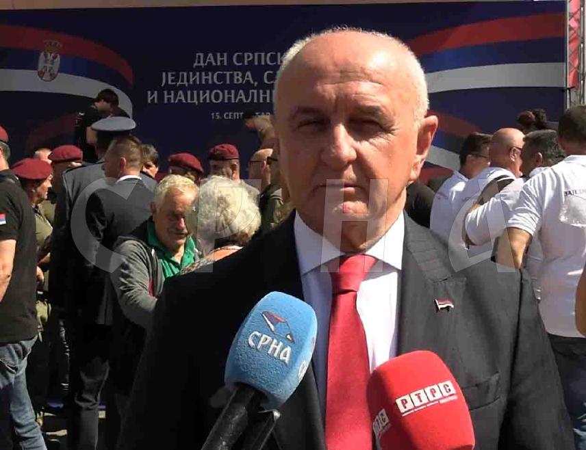 ГАЏИН ХАН, 15. СЕПТЕМБРА /СРНА/ - Министар енергетике и рударства Републике Српске Петар Ђокић истакао је значај што Република Српска и Србија у апсолутном јединству и окупљени под српском тробојком заједнички обиљежавају Дан српског јединства, слободе и националне заставе.