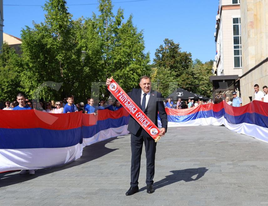 БАЊАЛУКА, 15. СЕПТЕМБРА /СРНА/ - Предсједник Републике Српске Милорад Додик поручио је да ће народ Српске бити ударна песница референдума који је планиран 25. октобра.