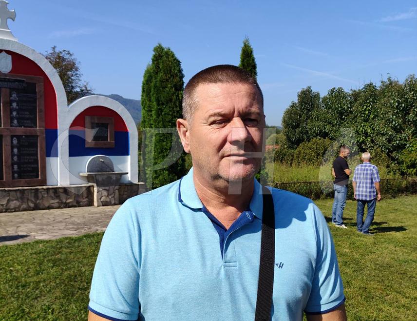БРАТУНАЦ, 16. СЕПТЕМБРА /СРНА/ - Сазнање да се иза тачке дневног реда данашње сједнице Скупштине општине Братунац о измјени Регулационог плана на парцели за изградњу мултифункционалног објекта крије изградња исламског меморијалног центра изазвало је револт и узнемирило грађане, посебно породице погинулих и несталих српских бораца и цивила.