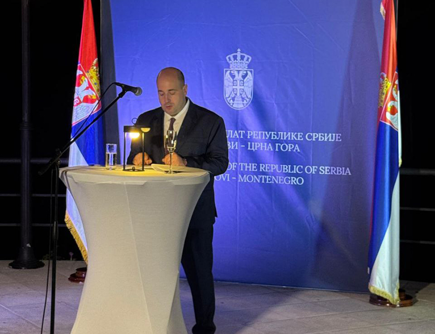 ХЕРЦЕГ НОВИ, 16. СЕПТЕМБРА /СРНА/ - Срби морају бити сложни и уједињени у изазовним временима, поручено је из Херцег Новом гдје је свечано обиљежен Дан српског јединства, слободе и националне заставе.
