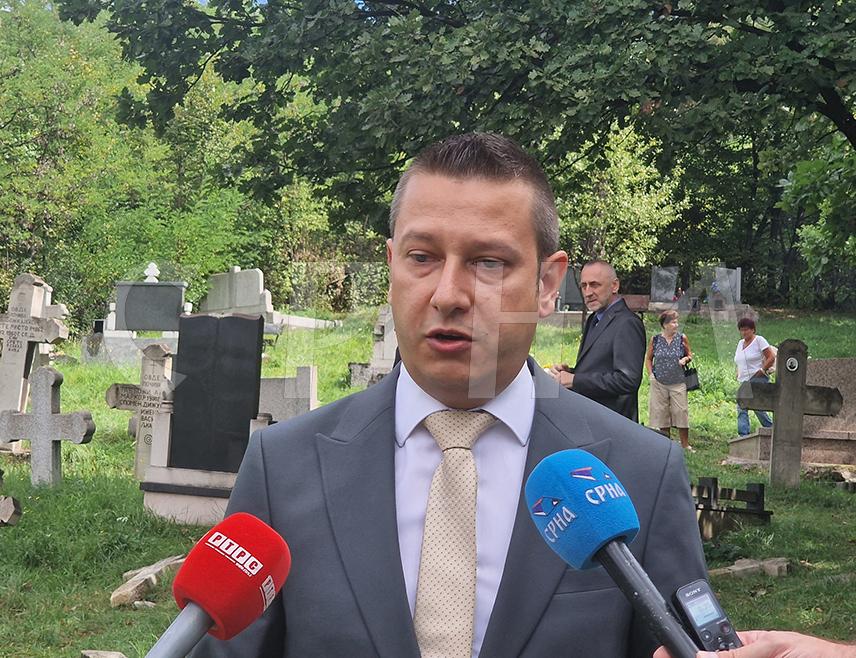 ЗЕНИЦА, 16. СЕПТЕМБРА /СРНА/ - Замјеник министра одбране у Савјету министара Александар Гогановић изјавио је након обиласка оскрнављеног православног гробља у селу Печуј код Зенице да је духовна штета већа од материјалне и да је повратницима потребна безбједност како би имали нормалан живот.