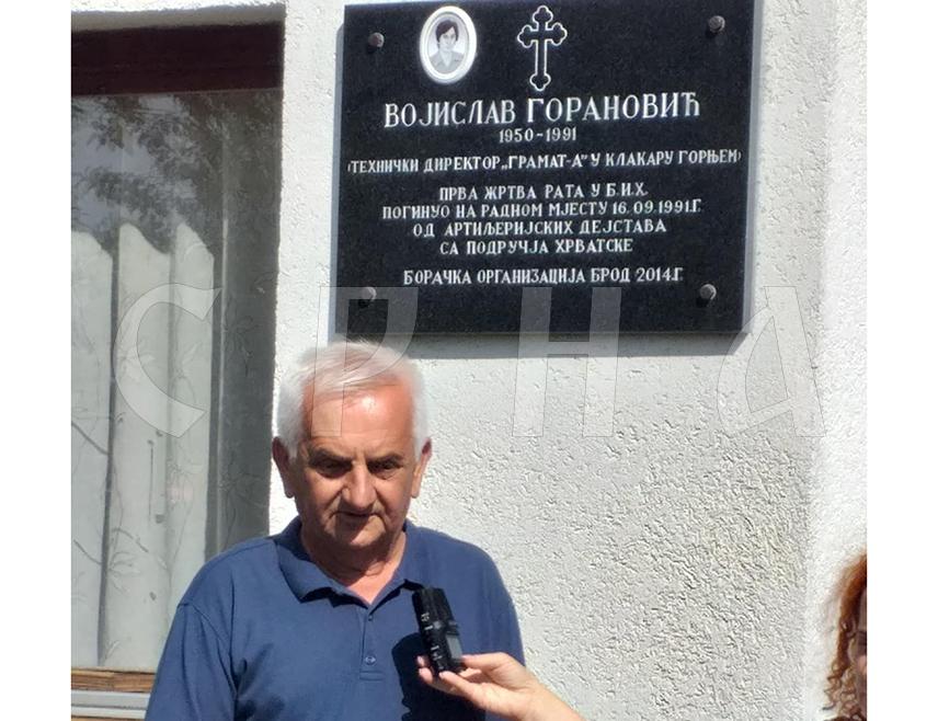 БРОД, 16. СЕПТЕМБРА /СРНА/ - Код спомен-плоче у кругу некадашњег грађевинског предузећа "Грамат" у Горњем Клакару код Брода данас је одата почаст првој цивилној жртви протеклог рата Војиславу Горановићу, који је погинуо 16. септембра 1991. године на радном мјесту од артиљеријске гранате испаљене из Хрватске.