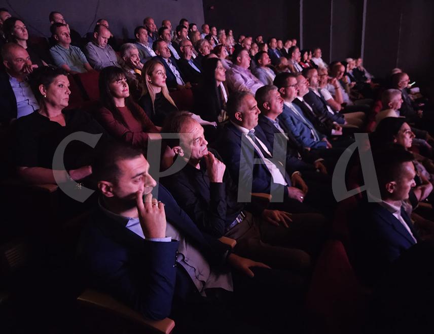 ИСТОЧНО САРАЈЕВО, 16. СЕПТЕМБРА /СРНА/ - Највише градско признање - Грб града уручено је вечерас у Источном Сарајеву министру финансија Републике Српске Зори Видовић и предсједнику Уставог суда Српске Џерарду Селману.