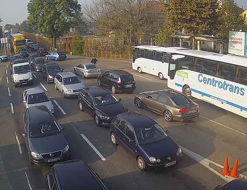 БАЊАЛУКА, 17. СЕПТЕМБРА /СРНА/ - На граничном прелазу Градишка, због неопходних радова, и данас се саобраћа једном траком па су задржавања дужа, саопштено је из Ауто-мото савеза Републике Српске.