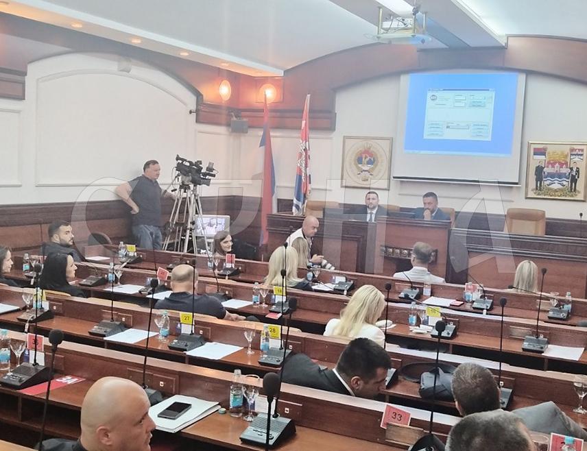 БАЊАЛУКА, 18. СЕПТЕМБРА /СРНА/ - Скупштина града Бањалука усвојила је данас пет закључака којима се позива градоначелник Драшко Станивуковић да обустави све радње на спровођењу поступка јавне набавке за изградњу јавне расвјете по ЕСЦО моделу, јер је ријеч о штетном уговору.