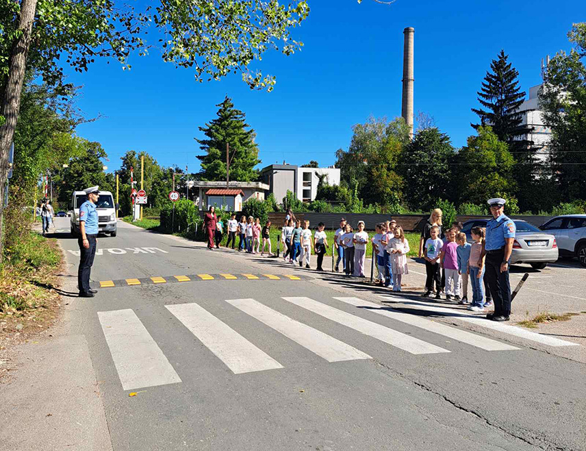 БАЊАЛУКА, 18. СЕПТЕМБРА /СРНА/ - На подручју у надлежности Полицијске управе Бањалука у протеклој школској години у саобраћајним незгодама у близини школа није повријеђено ниједно дијете, што је показатељ успјешности кампање Министарства унутрашњих послова Републике Српске "Заштитимо дјецу у саобраћају", изјавио је данас у Бањалуци инспектор за безбједност саобраћаја Тихомир Тадић.