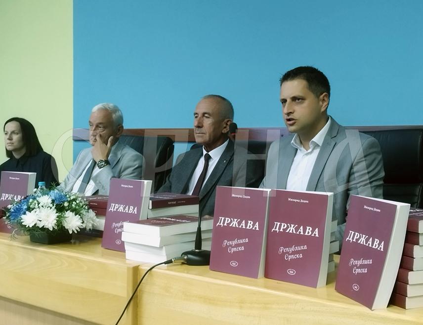 ЧЕЛИНАЦ, 18. СЕПТЕМБРА /СРНА/ - У Челинцу је промовисана књига "Држава" аутора Милорада Додика, која садржи говоре предсједника Републике Српске и СНСД-а током предизборне кампање прошле године.
