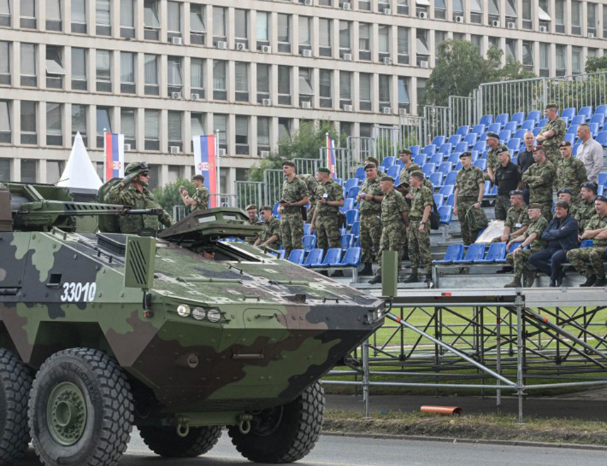 БЕОГРАД, 19. СЕПТЕМБРА /СРНА/ - Предсједник Србије Александар Вучић позвао је грађане да сутра дођу на војну параду "Снага јединства" у Београд и виде колико је војска оснажила и да је спремна да се одупре сваком изазову.