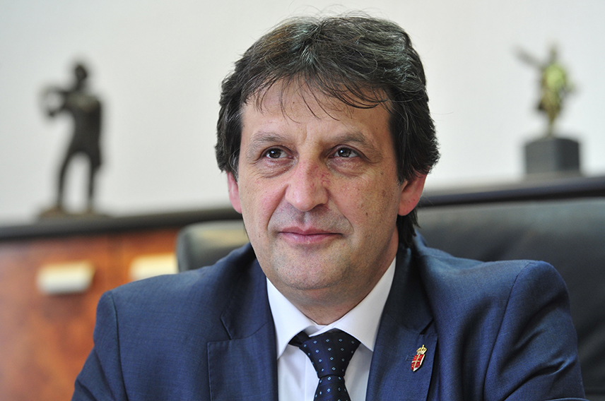 БЕОГРАД, 19. СЕПТЕМБРА /СРНА/ - Министар одбране Србије Братислав Гашић рекао је да је све спремно за сутрашњу војну параду "Снага јединства" у којој ће учествовати више од 10.000 војника и бити приказано 19 нових средстава.