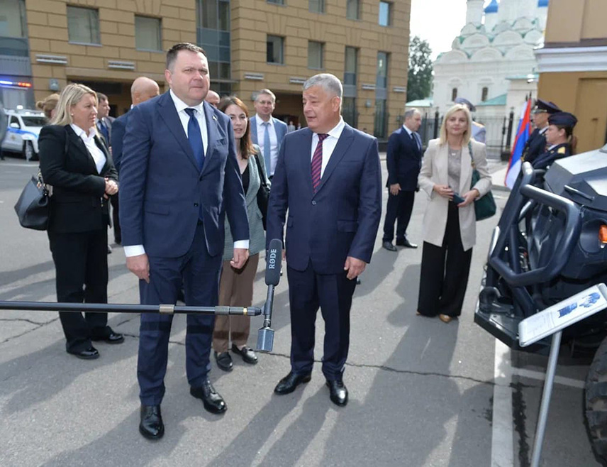МОСКВА, 19. СЕПТЕМБРА /СРНА/ - Министар унутрашњих послова Републике Српске Жељко Будимир оцијенио је да московска полиција располаже са најсавременијом опремом, чему тежи и полиција Републике Српске.