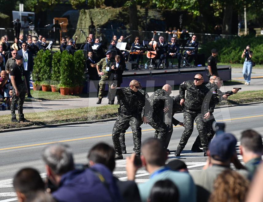 БЕОГРАД, 20. СЕПТЕМБРА /СРНА/ - У Београду је одржана војна парада "Снага јединства", поводом Дана српског јединства, слободе и националне заставе, уз учешће укупно 10.000 војника, што је највећи догађај те врсте на овим просторима у посљедње вријеме и на којем су представљени новитети које посједује Војска Србије.