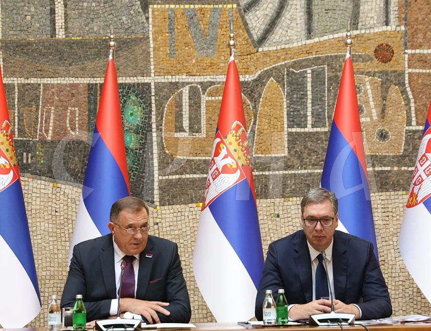 БЕОГРАД, 20. СЕПТЕМБРА /СРНА/ - Предсједник Републике Српске Милорад Додик захвалио је данас предсједнику Србије Александру Вучићу за сву помоћ и подршку пружену Српској.