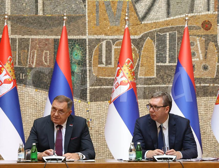 БЕОГРАД, 20. СЕПТЕМБРА /СРНА/ - Предсједник Републике Српске Милорад Додик изјавио је данас да Република Српска и Србија иза себе остављају низ заједничких пројеката, те да је у наредном периоду неопходно ујединити све сегменте друштва и радити заједно по свим питањима.