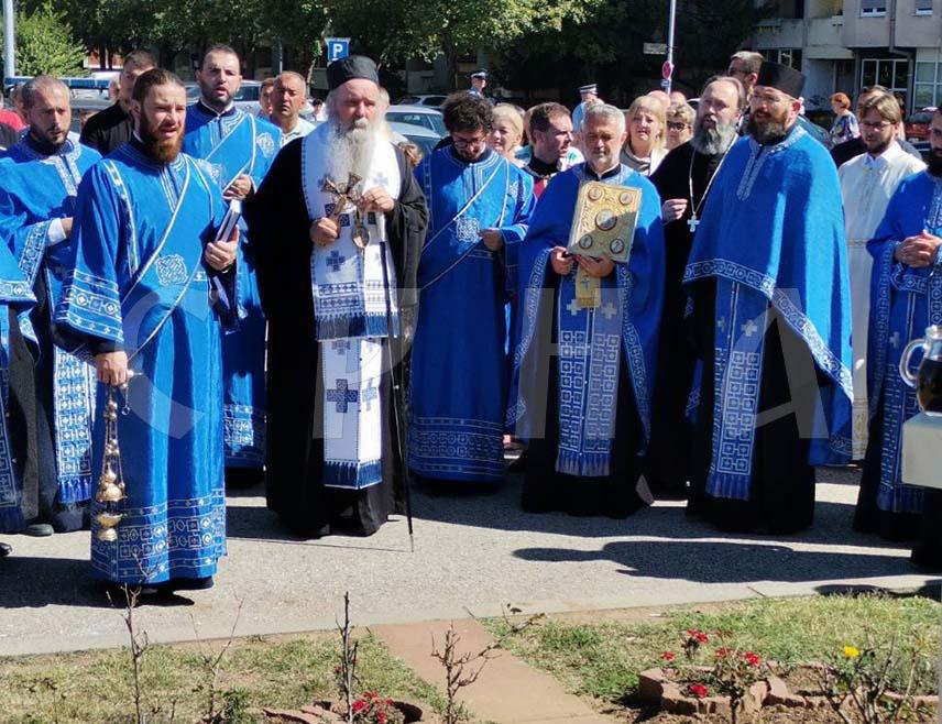 ДОБОЈ, 21. СЕПТЕМБРА /СРНА/ - Његово високопреосвештенство митрополит зворничко-тузлански Фотије данас је у Добоју пред спомеником најмлађем одликованом погинулом борцу Војске Републике Српске Споменку Гостићу служио помен за све који су дали живот за одбрану Српске.
