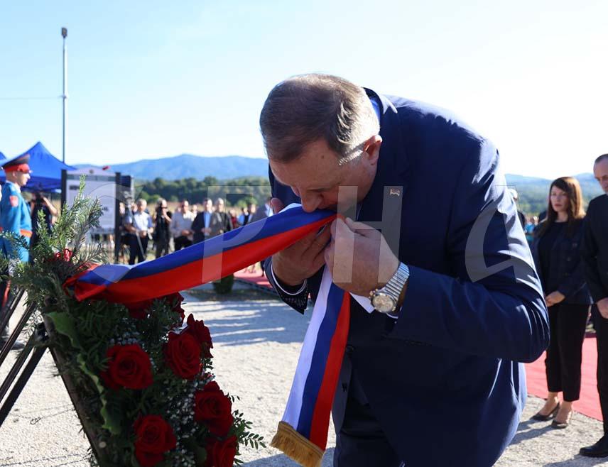ДОБОЈ, 21. СЕПТЕМБРА /СРНА/ - Предсједник Републике Српске Милорад Додик данас је у  Бољанићу код Добоја положио је вијенац на споменик припадницима Југословенске војске у отаџбини који су погинули током спасавања савезничких пилота на Озрену у операцији "Халијард" прије 81 године.