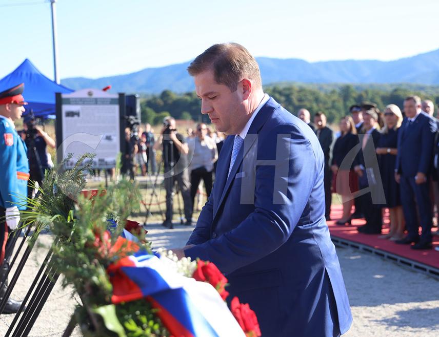 DOBOJ, SEPTEMBER 21 /SRNA/ - By rescuing Allied pilots on Mount Ozren during the Second World War, the Serbian people contributed to the fight for freedom, and they believe in the restoration of Serbian-American friendship, said Nikola Vukelić, State Secretary in the Ministry of Labor, Employment, Social and Veterans’ Affairs of Serbia, in Boljanić near Doboj during the commemoration of the 81st anniversary of the Halyard operation.
