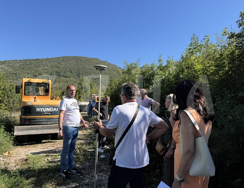 MOSTAR, SEPTEMBER 22 /SRNA/ – Residents of the Kuti settlement near Mostar, mostly Serb returnees who have been fighting city authorities for five years to prevent the opening of a stone quarry above their homes, were once again taken aback this morning when excavators arrived to cut a road through their property to the quarry.