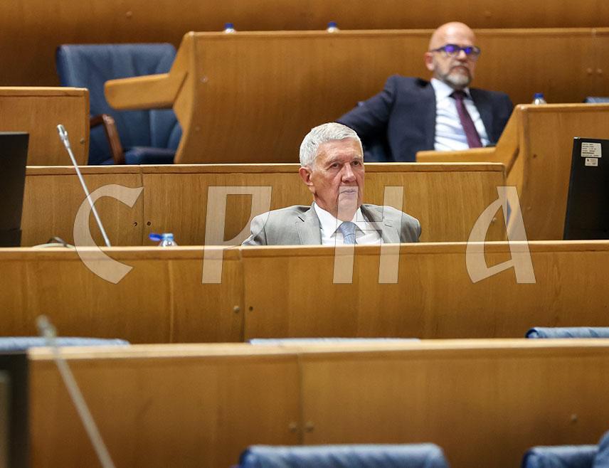САРАЈЕВО, 23. СЕПТЕМБРА /СРНА/ - Посланик СНСД-а у Представничком дому Парламентарне скупштине БиХ Небојша Радмановић рекао је да је Приједлог буџета, који се налази пред посланицима на данашњој сједници, непримјењив и неуставан јер га је Предсједништво утврдило прегласавањем српског члана, те да као такав не може бити усвојен ни по хитној, ни по некој другој процедури.