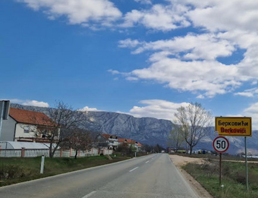 БЕРКОВИЋИ, 23. СЕПTЕМБРА /СРНА/ - Санација пута од Берковића ка Стоцу требало би да почне за десетак дана, а радови да буду завршени прије зиме, изјавио је Срни начелник ове источнохерцеговачке општине Бојан Самарџић.
